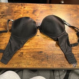 Black Victoria secret bra size 36DD never worn